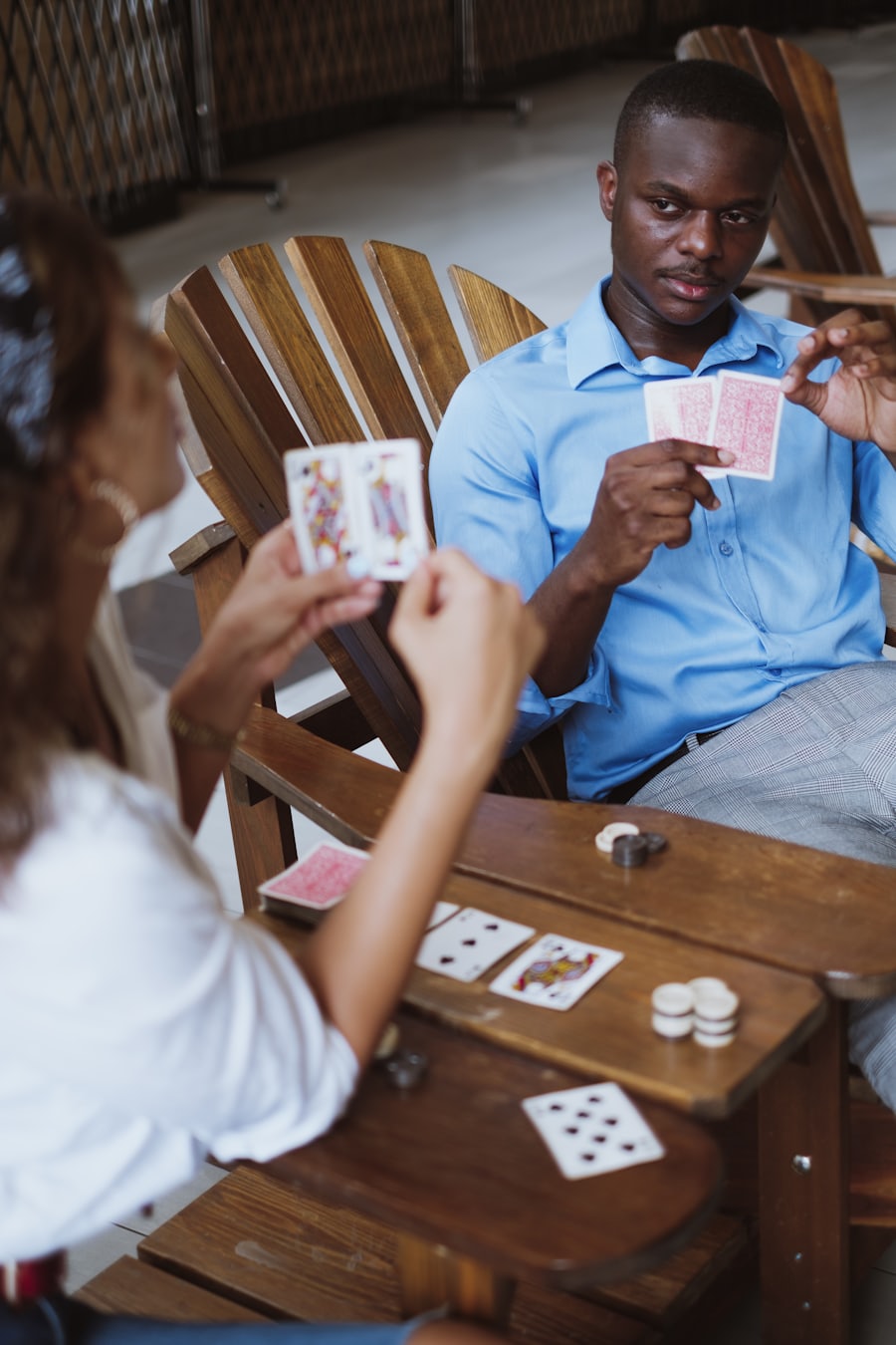 Keping poker merah putih bertumpuk di atas meja hijau — kategori poker