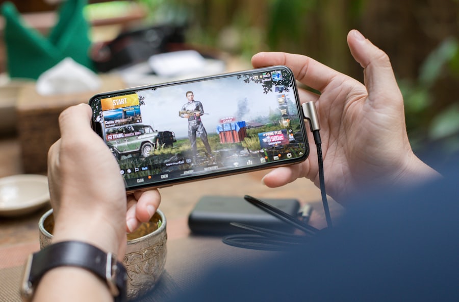 Tangan memegang ponsel cerdas saat bermain gim — pengalaman mobile Dunia777